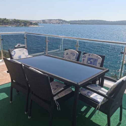 Upstairs 3-Room Air Conditioned Apartment for 6 Persons