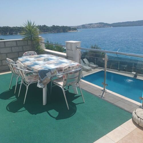 Upstairs 3-Room Air Conditioned Apartment for 6 Persons