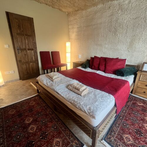 Camera dubla la parter cu vedere spre pădure