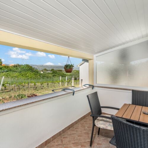 Apartament la parter cu aer condiționat cu 1 camera pentru 3 pers.