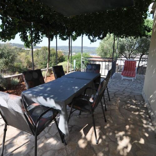 Apartament la parter cu vedere spre grădină cu 3 camere pentru 6 pers.