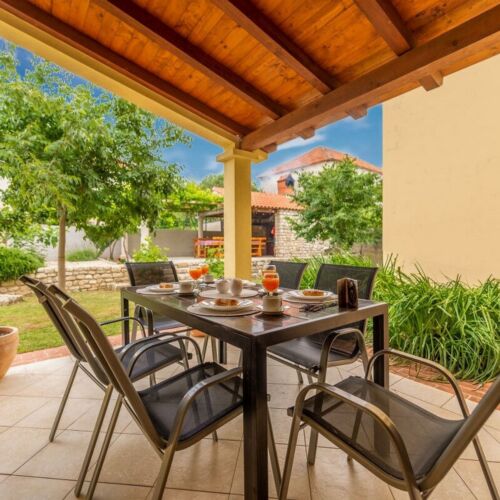 Apartament la parter cu aer condiționat cu 3 camere pentru 5 pers.