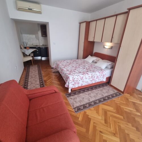 Apartament la etaj cu balcon cu 1 camera pentru 2 pers.
