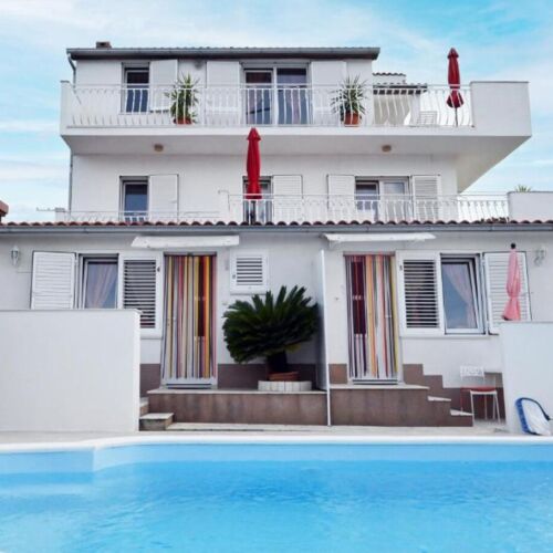 Ground Floor 2-Room Air Conditioned Apartment for 4 Persons