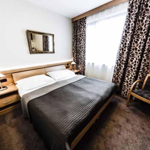 Pokoj s klimatizací s vanou s manželskou postelí