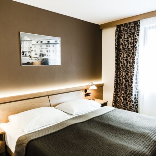 Pokoj s klimatizací s vanou s manželskou postelí