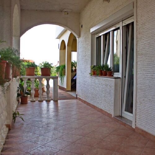 Apartament 4-osobowy z klimatyzacją na parterze z 2 pomieszczeniami sypialnianymi