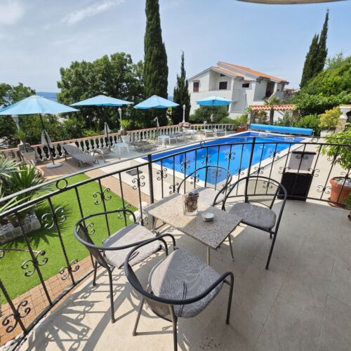 Apartament la parter cu terasă cu 3 camere pentru 6 pers.