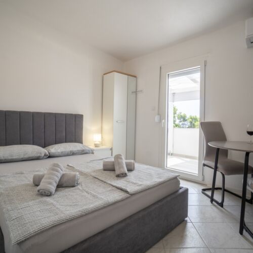 Apartament studio cu vedere parțială spre mare cu 1 camera pentru 2 pers.