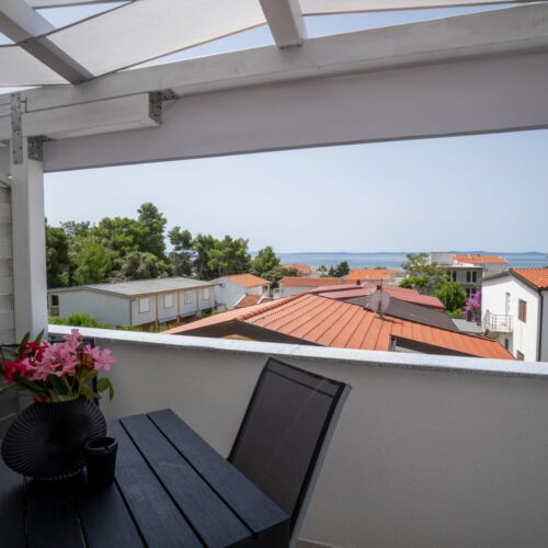 Apartament classic cu vedere parțială spre mare cu 2 camere pentru 4 pers.