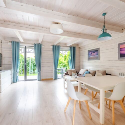 Domek drewniany 8-osobowy cały dom Przyjazny podróżom rodzinnym