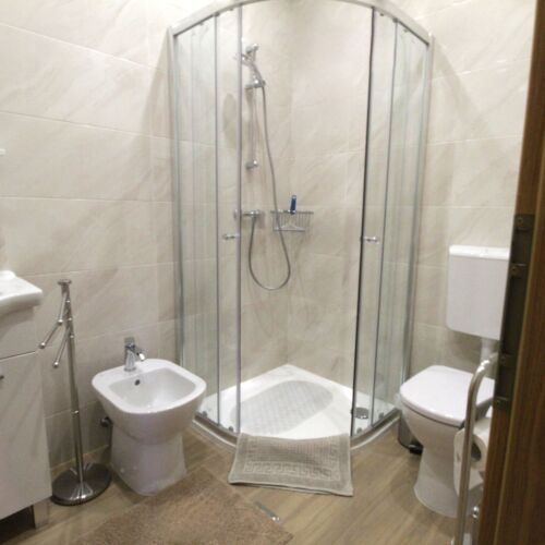 Apartament cu aer condiționat cu vedere spre mare cu 2 camere pentru 4 pers.