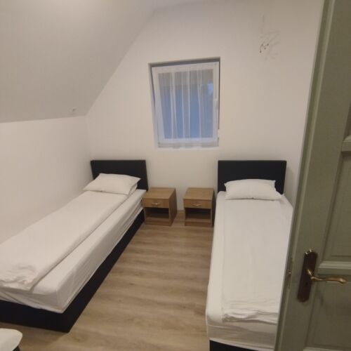 Camera cvadrupla familial(ă) la parter