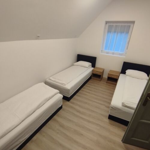 Camera tripla la etaj cu duș