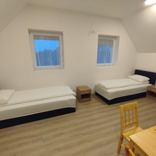 Camera cvadrupla la etaj cu duș (se poate solicita pat suplimentar)