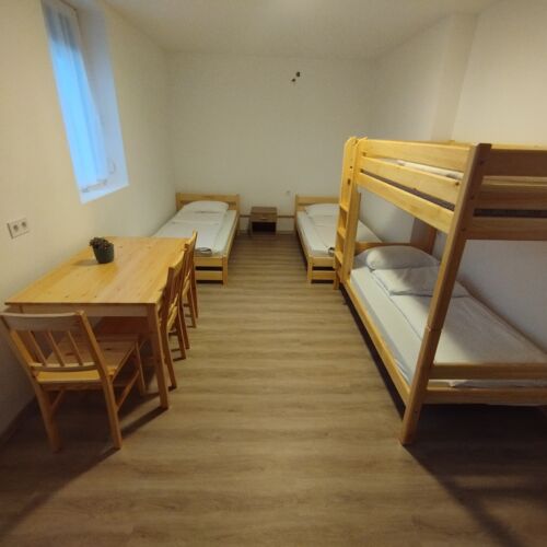 Camera la etaj cu duș pentru 8 pers.