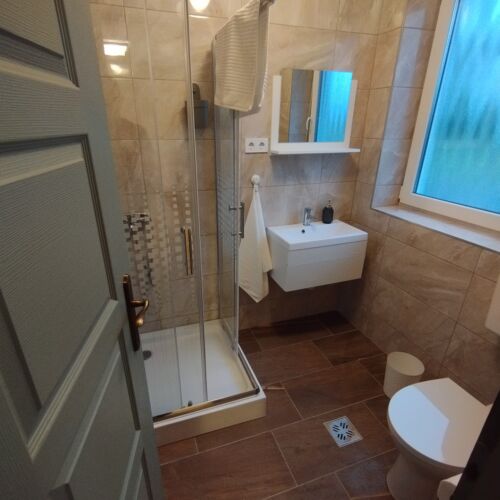 Camera cvadrupla la etaj cu duș