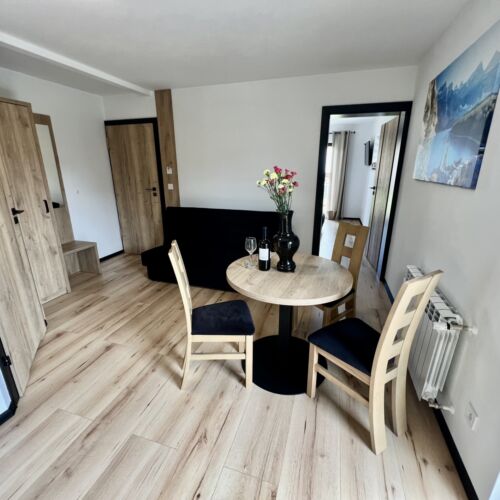 Apartament 4-osobowy na parterze z aneksem kuchennym z 2 pomieszczeniami sypialnianymi