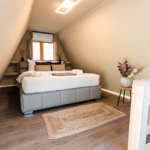 Cabană întreaga unitate cu vedere spre pădure pentru 2 pers. (se inchirieaza doar integral)