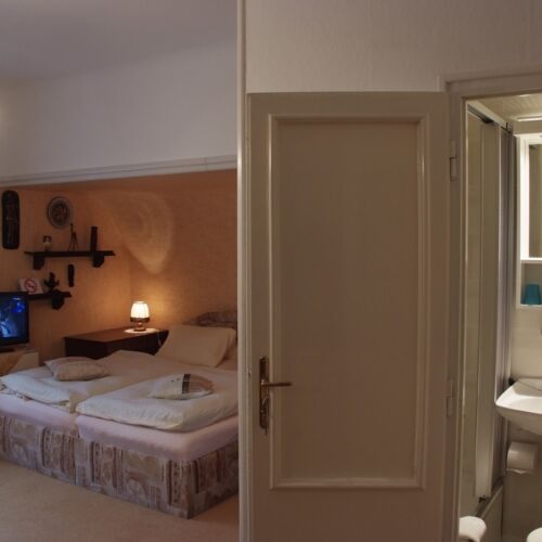 Classic Pokoj s manželskou postelí na poschodí