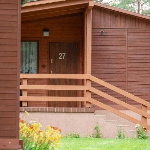 Domek drewniany 4-osobowy z klimatyzacją z tarasem