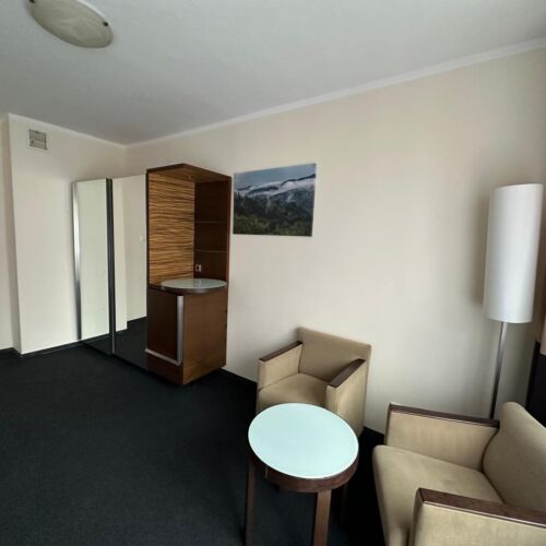 Apartament 2-osobowy w suterenie Standard z 1 pomieszczeniem sypialnianym