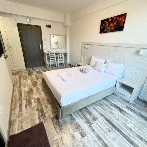 Camera dubla la etaj cu chicinetă proprie