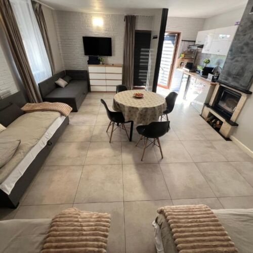 Apartman pro 4 os. s 1 ložnicí s výhledem do zahrady přízemní (s možností přistýlky)