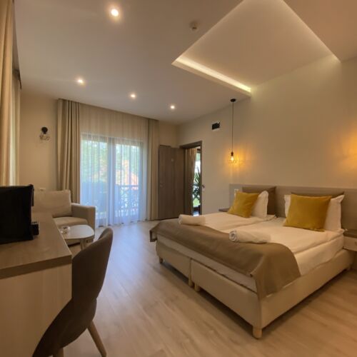 Camera tripla cu vedere spre lac