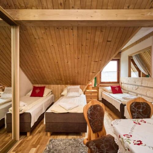 Camera cvadrupla cu baie