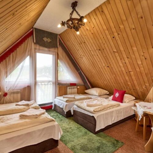 Camera cvadrupla cu baie