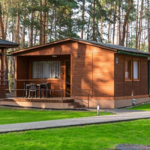 Domek drewniany 4-osobowy z klimatyzacją z tarasem