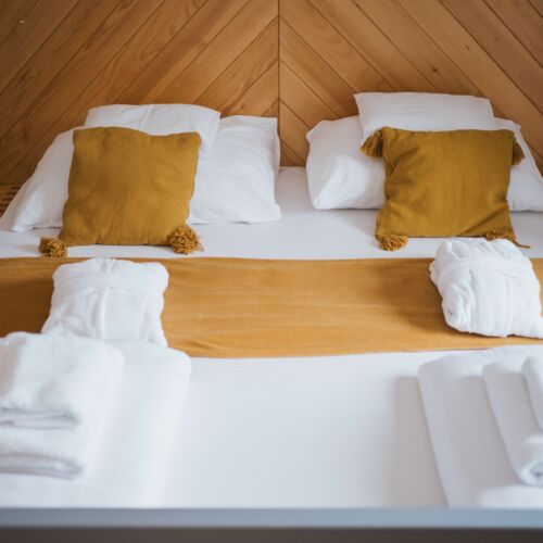 Suita cu vedere spre lac cu 2 camere pentru 4 pers. (se poate solicita pat suplimentar)