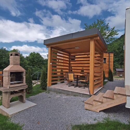 Bungalow (jako celek) s manželskou postelí