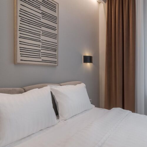 Camera dubla cu balcon cu vedere spre curte