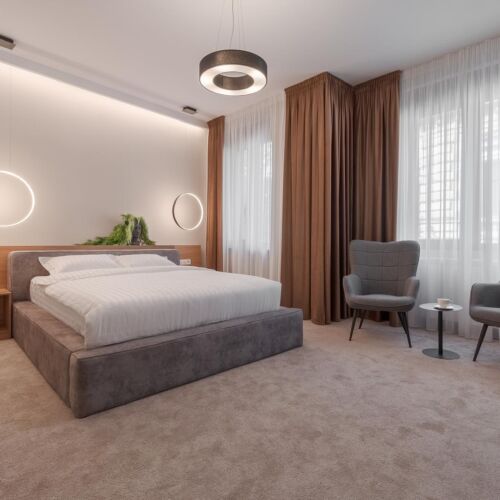 Camera dubla la etaj cu vedere spre oraș (se poate solicita pat suplimentar)