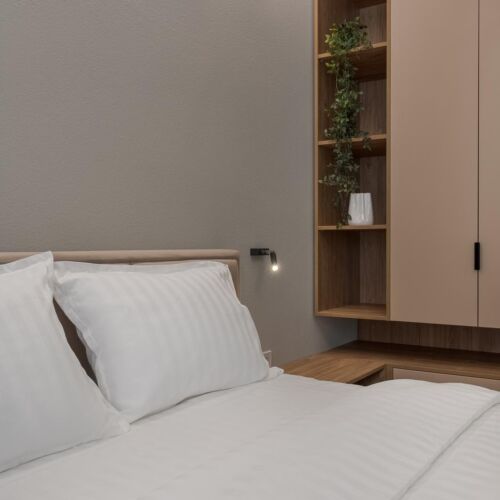 Camera dubla la etaj cu vedere spre curte