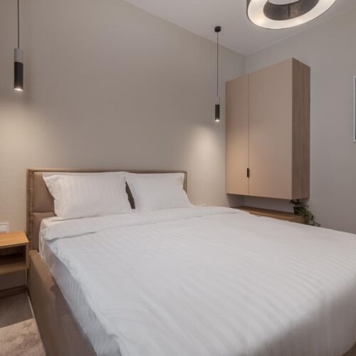 Camera dubla la etaj cu vedere spre curte