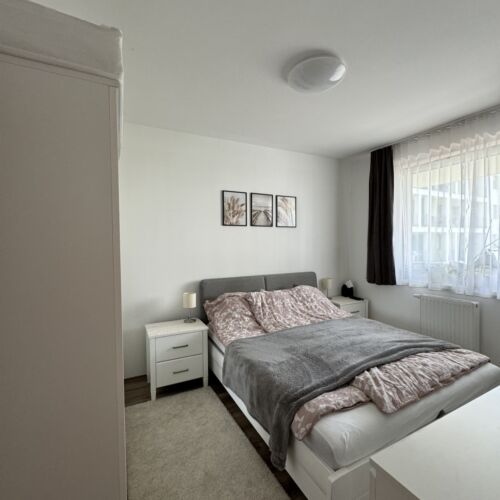 Apartament la etaj cu vedere spre lac pentru 2 pers. (se inchirieaza doar integral)