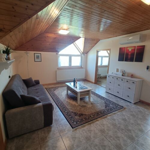Upstairs 2-Room Apartment for 3 Persons 