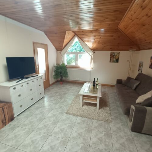 Upstairs 2-Room Apartment for 4 Persons 