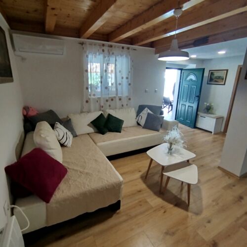 Casă de vacanță întreaga unitate lângă piscină pentru 4 pers. (se inchirieaza doar integral) (se poate solicita pat suplimentar)