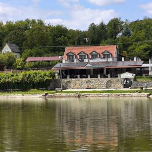 Rekreační dům (jako celek) pro 24 os. s výhledem na jezero celý Dům