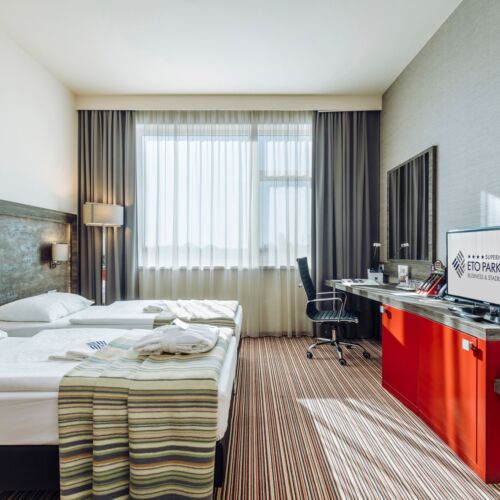 Camera twin superior la etaj