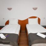 Camera twin tourist cu aer condiționat (se poate solicita pat suplimentar)