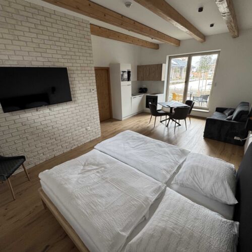 Dreibettzimmer mit Dusche und Eigner Küche