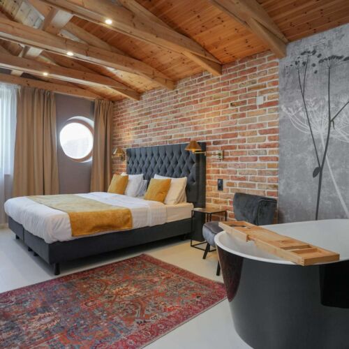 Lux Pokoj s vanou s manželskou postelí