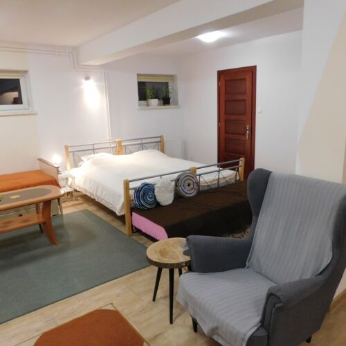 Pokój 5-osobowy w suterenie Tourist (możliwa dostawka)