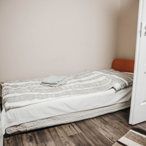 Apartament la etaj cu vedere spre curte pentru 6 pers. (se inchirieaza doar integral)