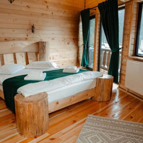 Cabană întreaga unitate cu vedere spre pădure pentru 8 pers. (se inchirieaza doar integral)